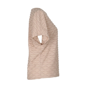 Vue latérale détaillée du haut beige à manches courtes avec tissu texturé à vagues 3D