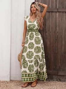 Détail de robe longue bohème avec décolleté en V profond et taille haute élastiquée