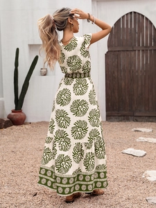Détail du dos d'une robe maxi bohème à imprimé floral avec taille élastique et volants