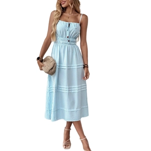 Robe d'été à rayures style français avec col carré et jupe à plusieurs niveaux en bleu
