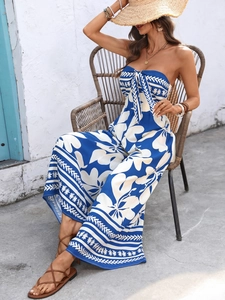 Détail de la combinaison bandeau à fleurs bleues avec motif ethnique au bord du pantalon
