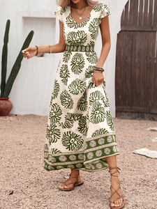 Détail de la robe maxi bohème à col en V avec imprimé floral vert et ourlet à volants