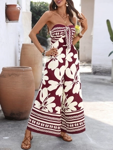 Détail d'une combinaison bustier bohème à fleurs avec nœud frontal et jambes larges