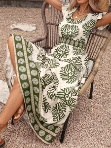 Détail de la robe bohème avec col en V, taille élastique et imprimé floral vert