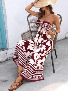 Détail de la combinaison bustier à imprimé fleuri avec nœud papillon et jambes larges