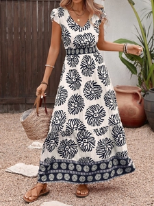 Détail d'une robe longue à fleurs avec col en V et taille cintrée sur un mannequin femme