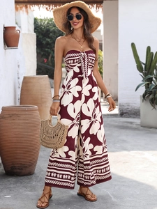 Vue détaillée de la combinaison bustier bordeaux à imprimé fleuri avec nœud à la poitrine