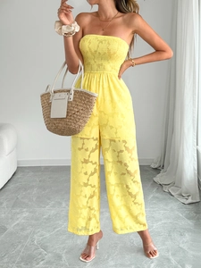 Détail de la combinaison bandeau jaune avec jacquard floral et taille smockée élastique
