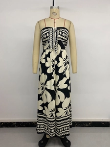 Détail d'une combinaison fleurie avec bandeau à nœud et ourlet à rayures ethniques