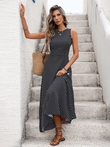Détail de la robe élégante à pois noirs sans manches avec fente latérale fluide