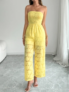 Vue détaillée d'une combinaison bustier jaune avec buste smocké et texture jacquard florale
