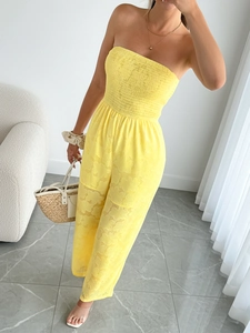 Détail de la combinaison bandeau jaune avec bustier froncé et tissu jacquard à fleurs