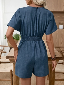 Vue arrière d'un combishort bleu à manches courtes avec taille élastique et bouton