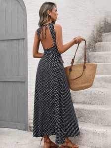 Détail de la robe maxi dos nu à pois avec encolure licou et lien élégant dans le dos