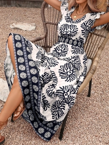 Détails de la robe longue bohème bleue et blanche à col en V et taille cintrée sur chaise en rotin