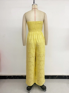 Détail du tissu floral jacquard jaune et du dos froncé de la combinaison d'été