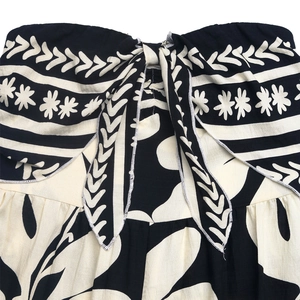 Détail de la combinaison bustier à imprimé floral avec nœud frontal et texture en coton lin