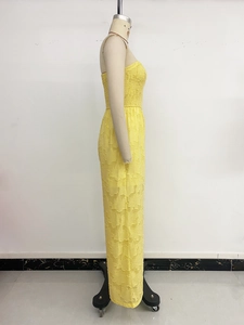 Détail d'une combinaison bustier jaune avec buste élastique et tissu à motifs de feuilles