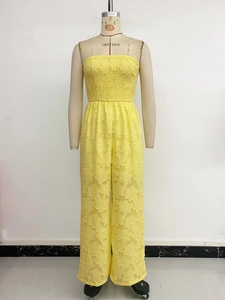 Détail d'une combinaison bustier jaune avec buste smocké élastique et texture jacquard florale