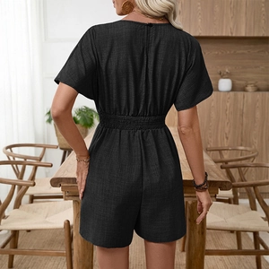 Vue arrière d'un combishort noir à manches courtes avec taille marquée et texture lin