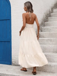 Robe longue de vacances blanc cassé avec licou et jupe à trois niveaux de style bohème