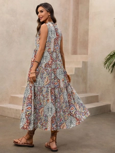 Détail d'une robe maxi bohème à volants avec imprimé paisley et design élégant sans manches