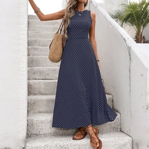 Détails de l'élégante robe longue bleu marine à pois et de sa silhouette ajustée