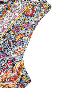 Gros plan du motif cachemire et floral vibrant sur une élégante robe d'été sans manches