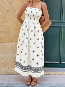 Détails du bustier froncé et de la broderie noire sur la robe longue blanche sans bretelles