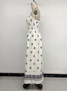 Détail de la robe bustier blanche avec broderie géométrique noire de style bohème