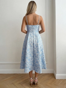 Détail du tissu jacquard bleu clair et design dos nu avec fermeture éclair invisible