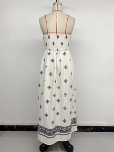 Vue arrière détaillée d'une robe longue blanche sans bretelles avec motifs ethniques noirs