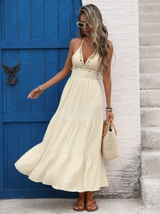 Détail de robe longue sans manches avec col en V, bordure en coquillages et jupe à volants