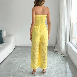 Vue arrière d'une combinaison bustier jaune en jacquard avec jambes larges fluides