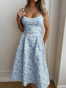 Détail de la texture jacquard à fleurs bleu clair sur la robe d'été élégante évasée