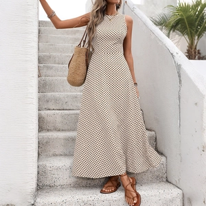 Détail d'une élégante robe longue à pois sans manches avec taille en A et jupe fluide