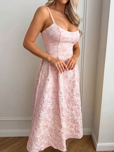Détail de la texture jacquard rose et de l'encolure en cœur de la robe à fines bretelles