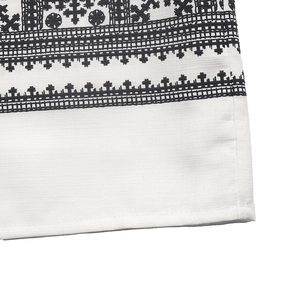 Détail de l'imprimé ethnique et de l'ourlet cousu sur le tissu d'une robe d'été