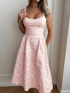 Détail du tissu jacquard floral élégant sur la robe midi rose clair