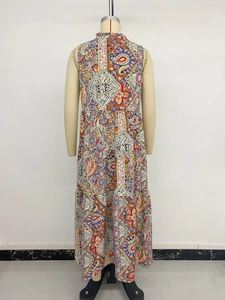 Détail de l'ourlet à volants et de l'imprimé cachemire sur la robe longue sans manches