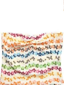 Détail du haut bustier à fleurs avec petit nœud blanc et décolleté plissé élastique