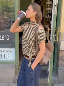 Détail du haut rayé à épaules dénudées avec licou et look urbain décontracté