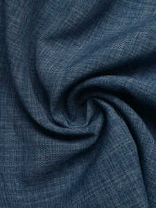 Vue macro détaillée du tissu sergé bleu marine montrant la texture douce et le tissage
