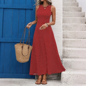 Détail d'une robe longue rouge sans manches à pois blancs avec élégant dos nu estival