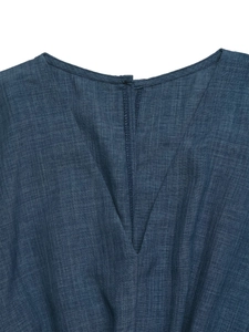 Vue détaillée de la combinaison en coton bleu marine montrant l'encolure dos et le bouton