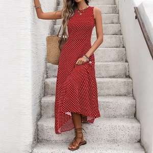 Détail de robe rouge sans manches à pois avec taille cintrée et jupe plissée élégante