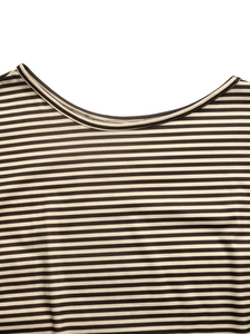 Détail du col rond et du tissu à rayures fines du t-shirt décontracté marron