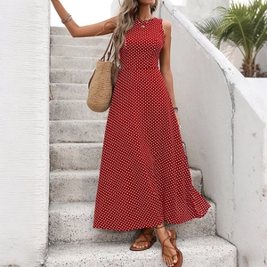 Détail d'une robe longue sans manches rouge à pois blancs avec une élégante coupe en A