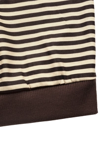 Détail macro du tricot à rayures de haute qualité avec ourlet côtelé sur haut décontracté