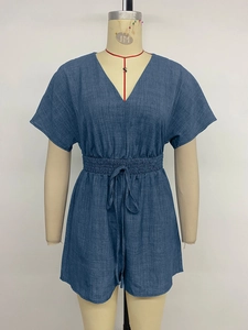 Détail d'un combishort femme avec col en V, taille avec cordon et texture effet lin